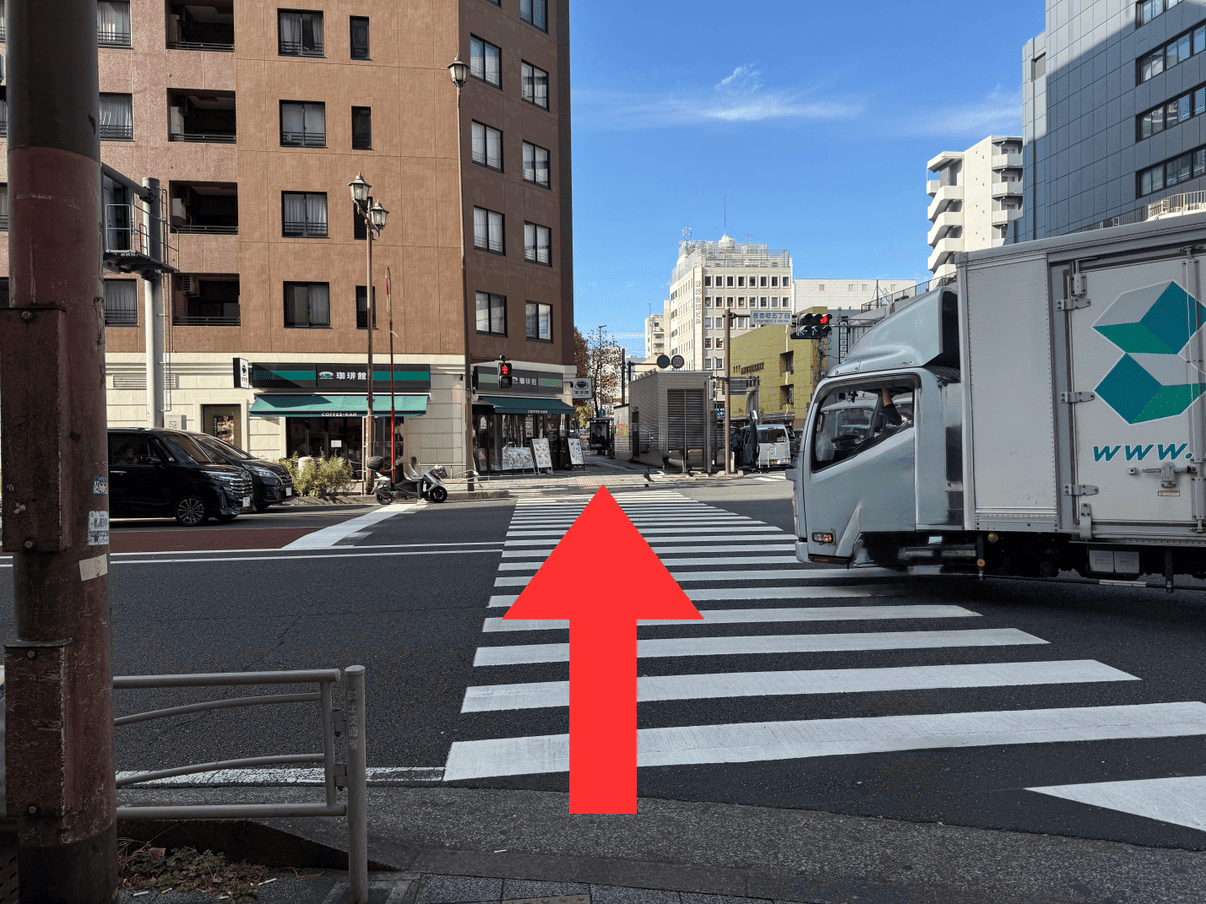 { 長者町5丁目の交差点の信号を渡りまっすぐ進みます。 }